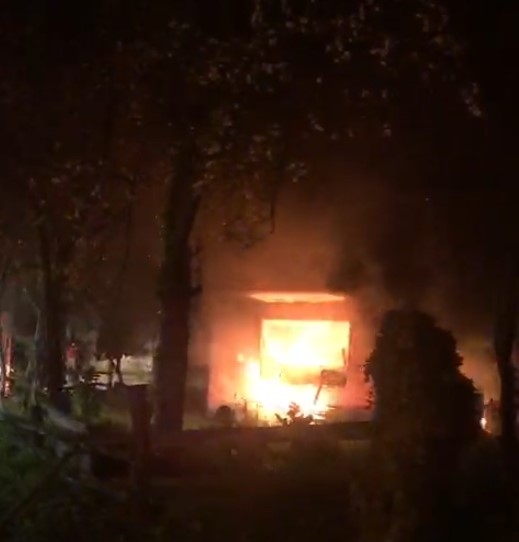 Alev alev yanan depoda kundaklama şüphesi