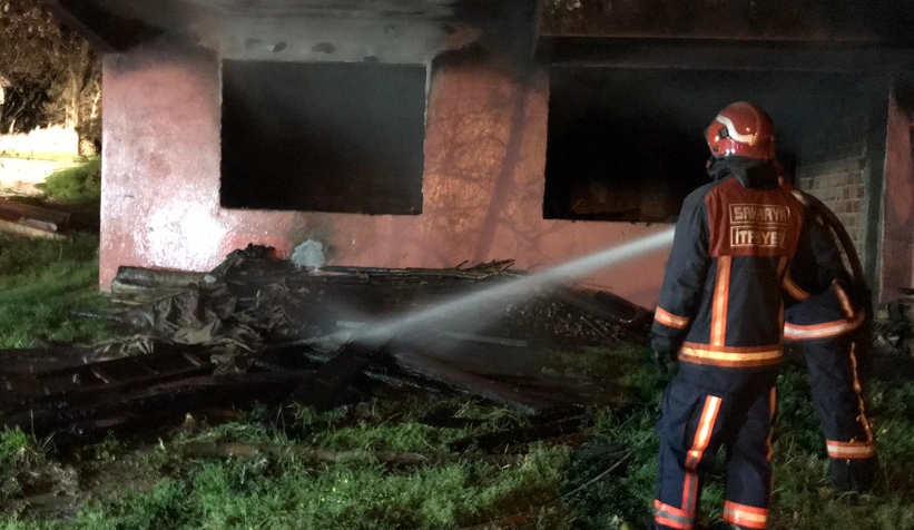 Alev alev yanan depoda kundaklama şüphesi