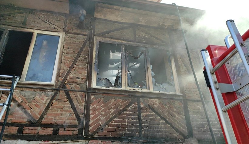 Ev alevlere teslim oldu