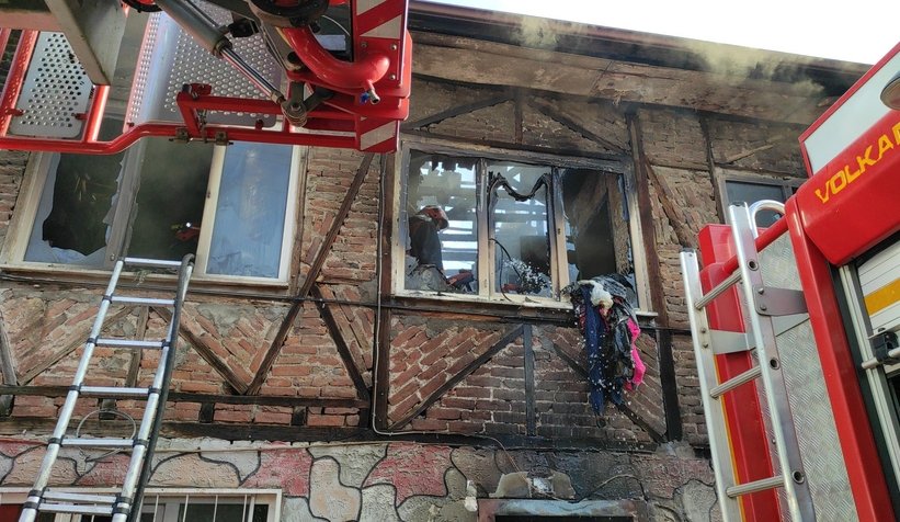 Ev alevlere teslim oldu