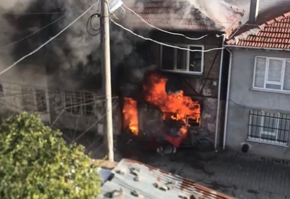 Ev alevlere teslim oldu