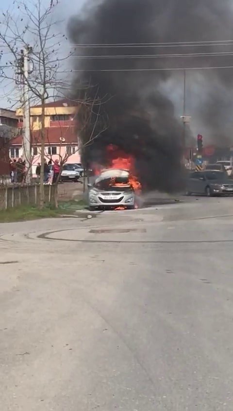 alev-alev-yanan-otomobil-kullanilamaz-hale-geldieje5ouyxq2