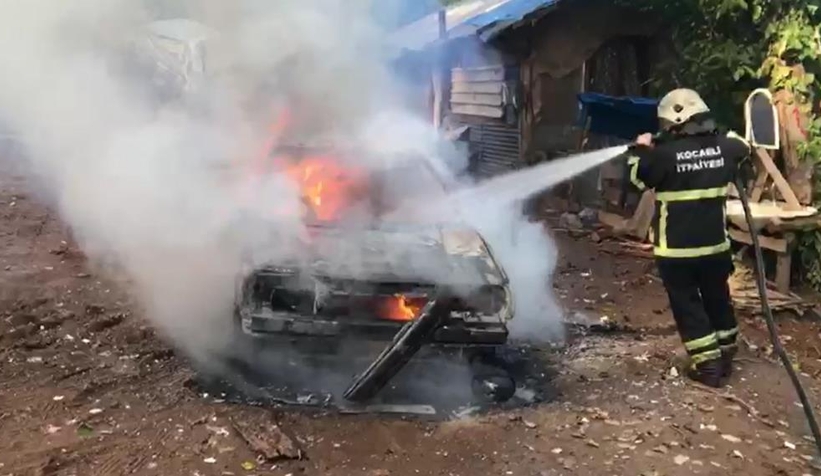 Alev alev yanan otomobilden geriye iskeleti kaldı