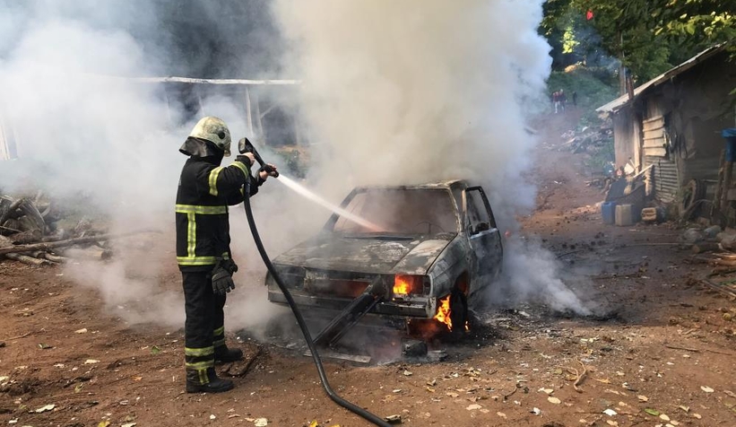 Alev alev yanan otomobilden geriye iskeleti kaldı