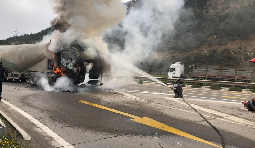Alev alev yanan tırdan canını son anda kurtardı