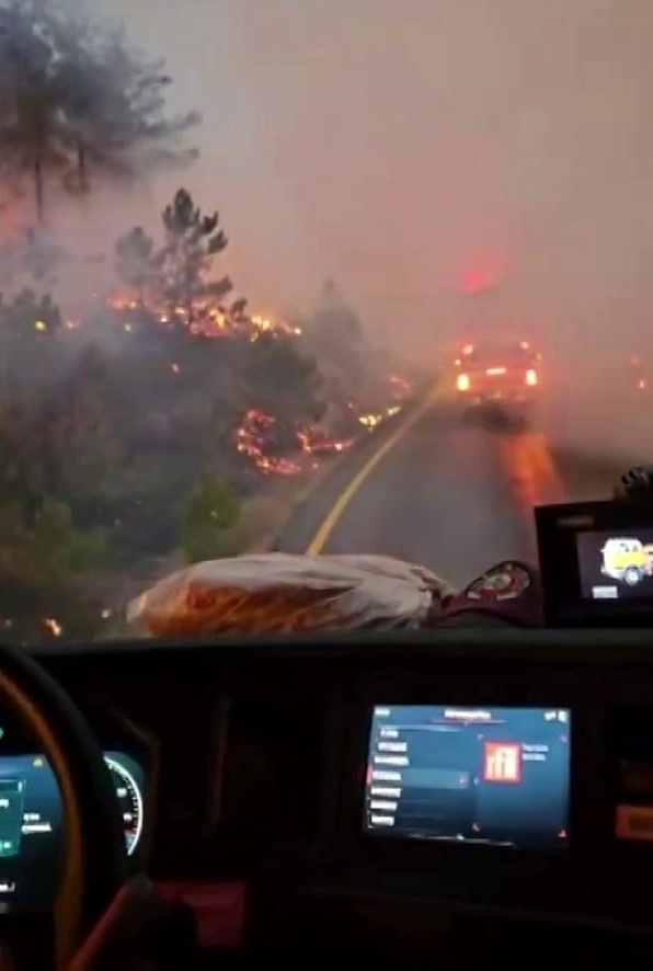 Alev çemberinin içinden geçtiler