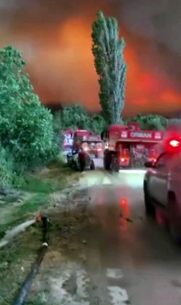 Alev çemberinin içinden geçtiler