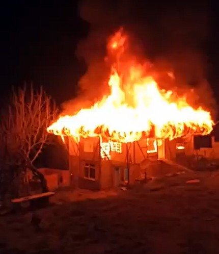 Alev topuna dönen iki katlı bina küle döndü