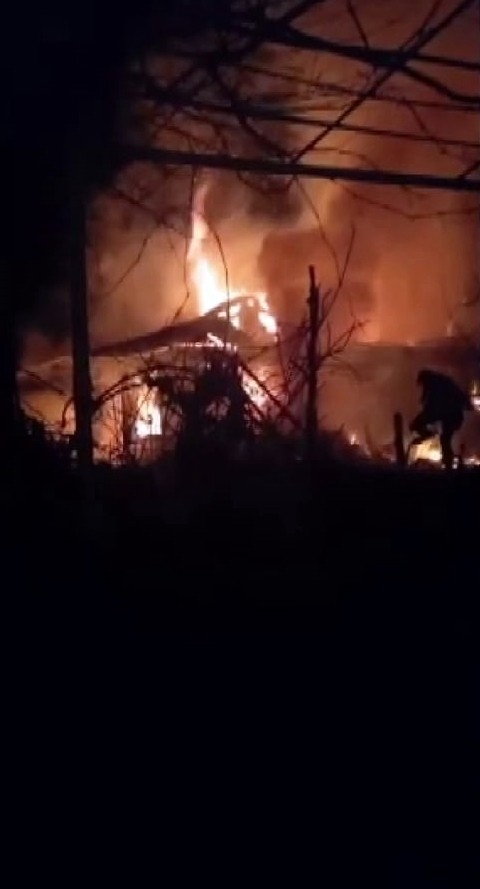 Alevler geceyi aydınlattı