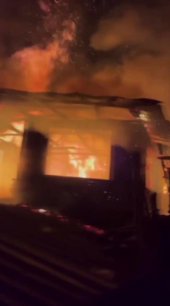 Alevler geceyi aydınlattı