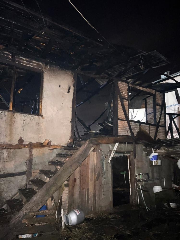 Alevler geceyi aydınlattı