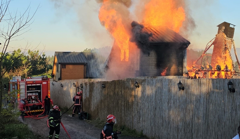 Alevlere teslim olan bungalov kül oldu