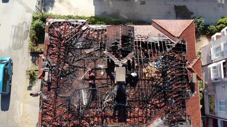 Alevlere teslim olan çatı küle döndü