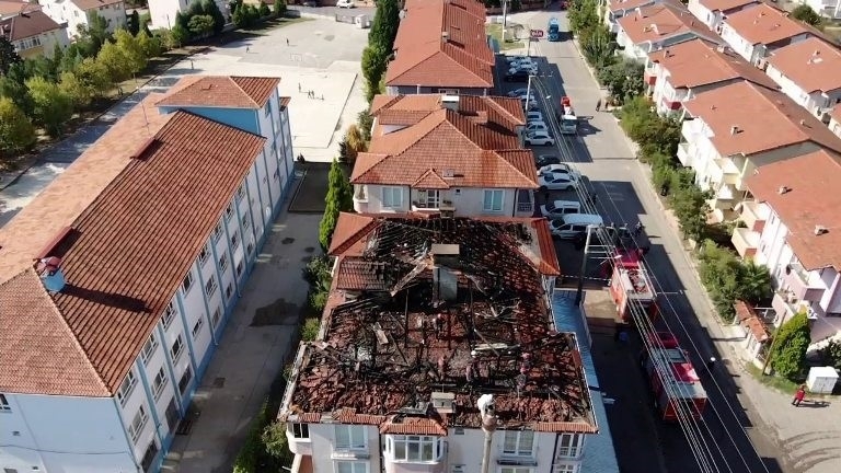 Alevlere teslim olan çatı küle döndü