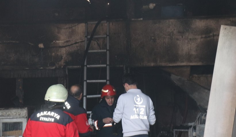 Alevlere teslim olan dükkanda tuvalete sığınıp kurtuldu