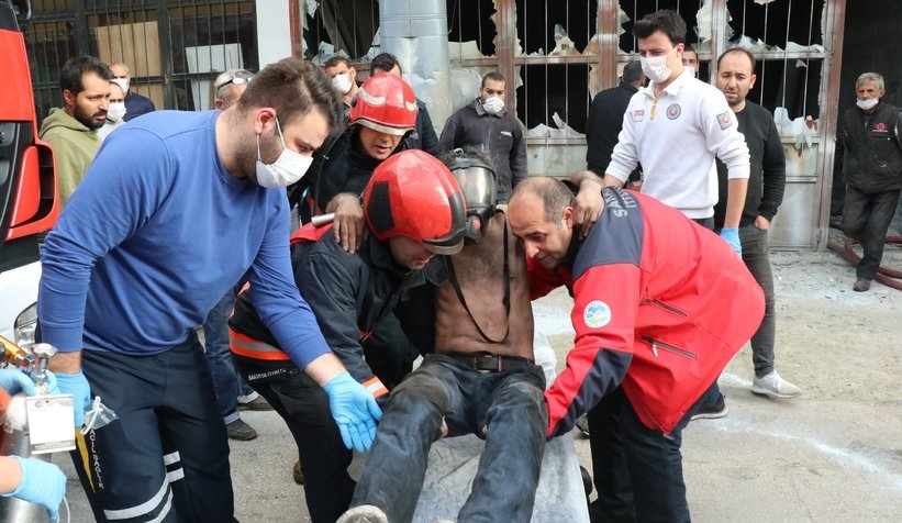 Alevlere teslim olan dükkanda tuvalete sığınıp kurtuldu
