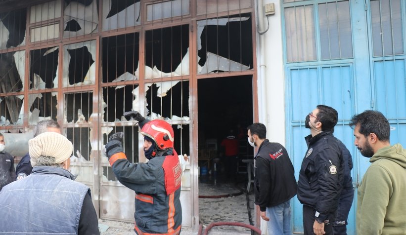 Alevlere teslim olan dükkanda tuvalete sığınıp kurtuldu