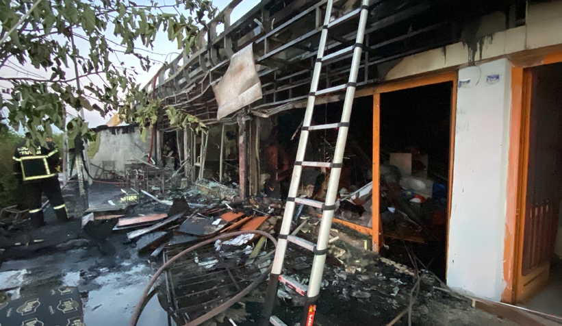 Alevlere teslim olan kafe küle döndü