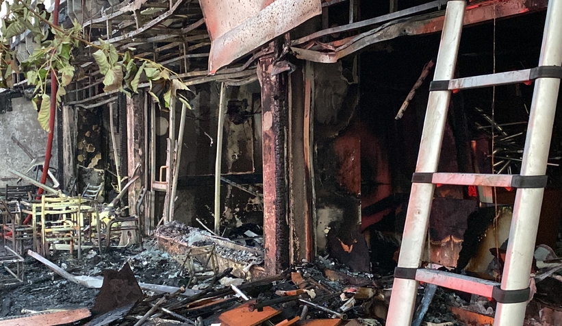 Alevlere teslim olan kafe küle döndü