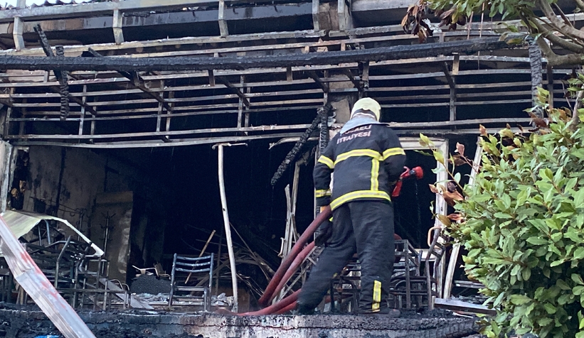 Alevlere teslim olan kafe küle döndü