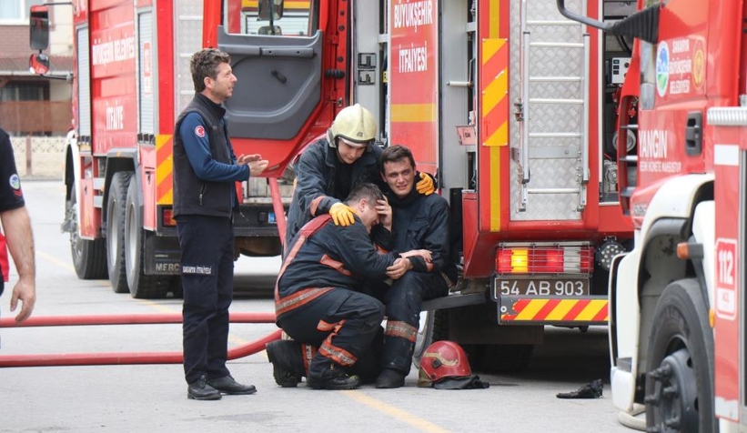 Alevlerin arasında kalan itfaiyeci öldü, arkadaşları gözyaşlarına boğuldu