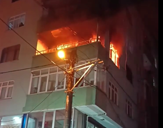 Alevlerin sardığı binadan çıkamadılar