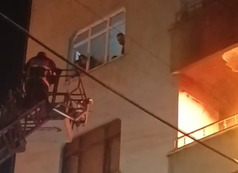 Alevlerin sardığı binadan çıkamadılar