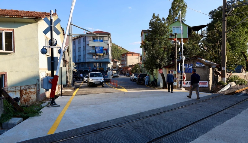 Alifuatpaşa Hemzemin Geçidi 11 yıl sonra açıldı