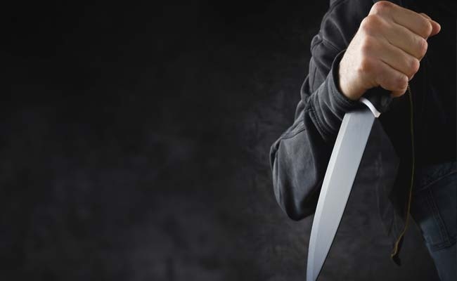 Alkollü baba oğlunu bıçakladı