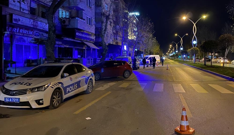 alkollu-mekanlarinin-onunde-catistilar-1i-agir-4-yaraliszznnwtyou