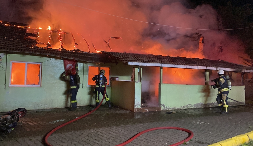 alkollu-sahis-annesinin-de-icinde-bulundugu-evi-yaktiu0v3l1jrr2