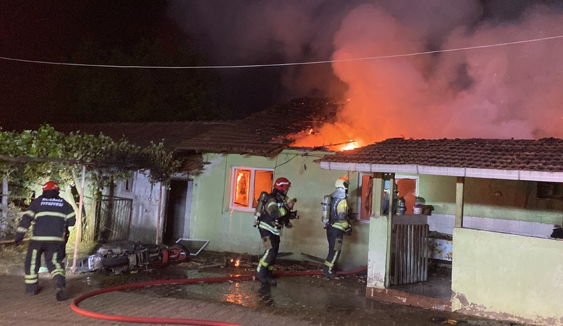 alkollu-sahis-annesinin-de-icinde-bulundugu-evi-yaktiu0v3l1jrr2