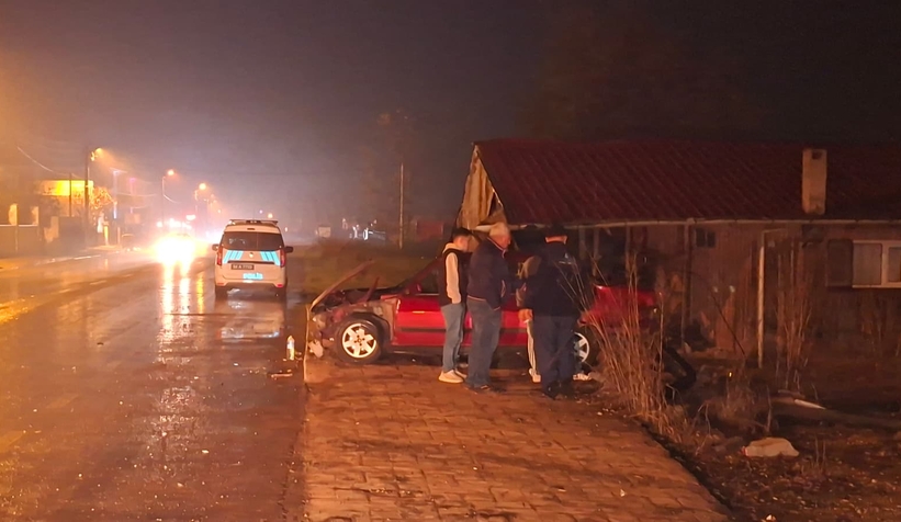 alkollu-sollama-dehseti-otomobil-duvara-carpti-3-yaralicgvlemdaut