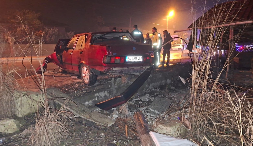 alkollu-sollama-dehseti-otomobil-duvara-carpti-3-yaralicgvlemdaut