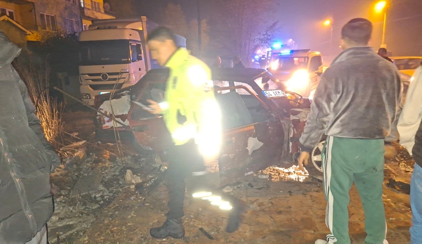 alkollu-sollama-dehseti-otomobil-duvara-carpti-3-yaralicgvlemdaut