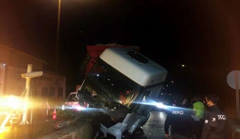 Alkollü sürücü kamyonla otoyol gişelerine daldı