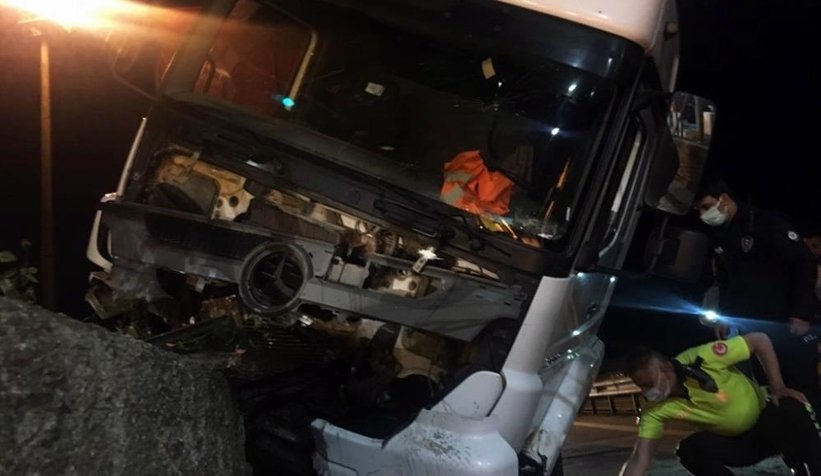 Alkollü sürücü kamyonla otoyol gişelerine daldı