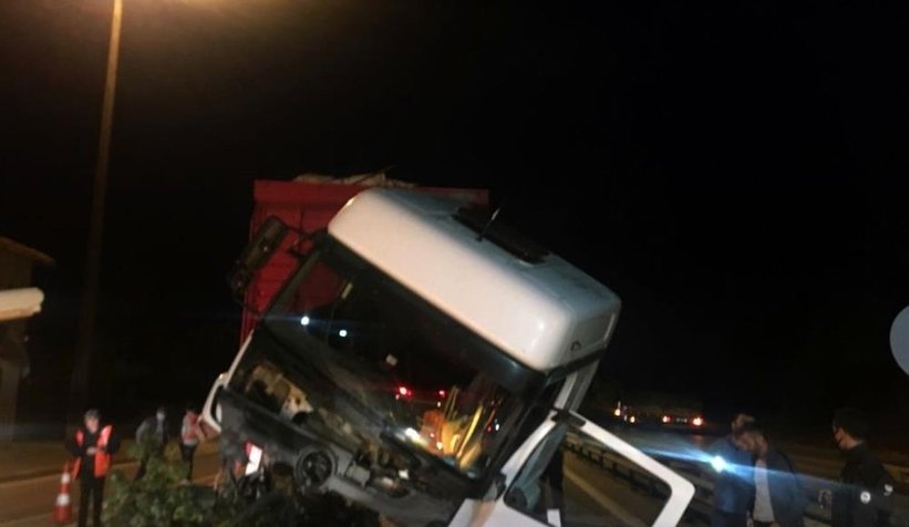 Alkollü sürücü kamyonla otoyol gişelerine daldı