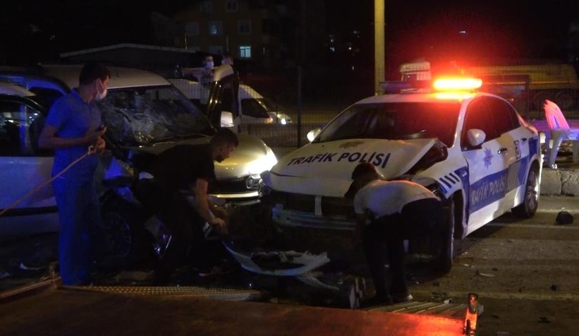 Alkollü sürücü kontrol noktasına daldı: 1’i polis memuru 3 yaralı