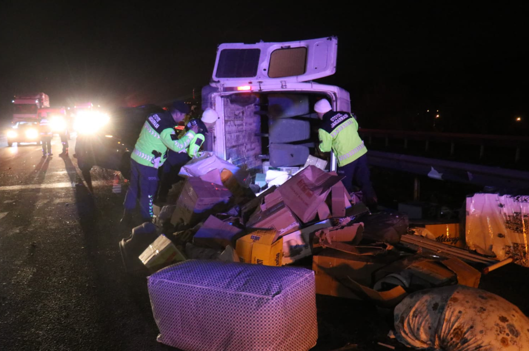 Alkollü sürücü minibüse çarptı: 1 ölü, 3 yaralı