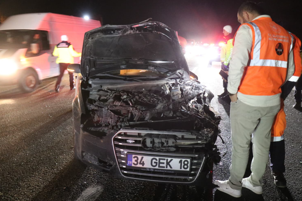 Alkollü sürücü minibüse çarptı: 1 ölü, 3 yaralı