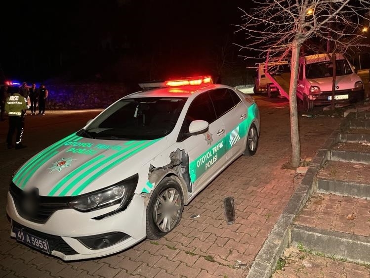 Alkollü sürücü önce polis aracına, sonra ağaca çarptı
