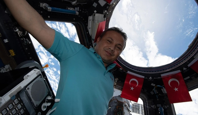alper-gezeravci-dan-uluslararasi-uzay-istasyonunda-turk-bayrakli-karelerohezsgjzs2