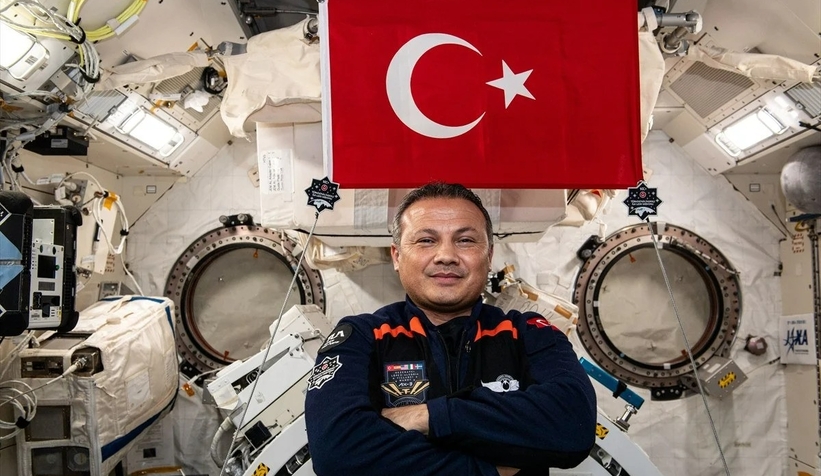 alper-gezeravci-dan-uluslararasi-uzay-istasyonunda-turk-bayrakli-karelerohezsgjzs2