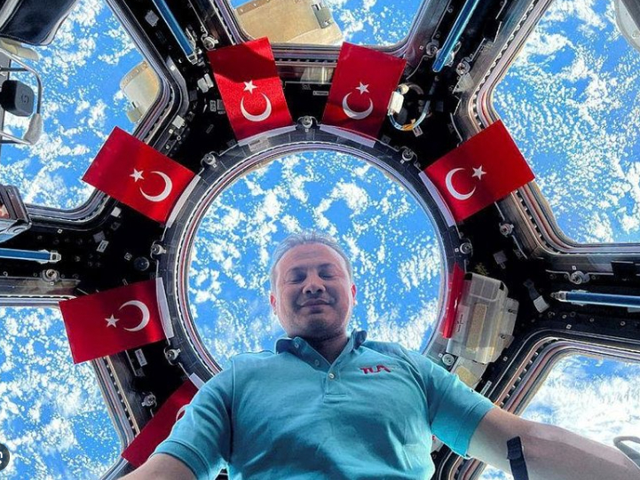 alper-gezeravci-nin-bulundugu-kapsul-uzaydan-donduris2ow5zbm