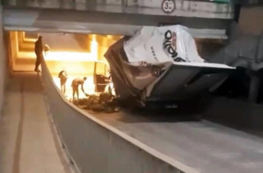 Alt geçide çarpan kamyonetin kasası paramparça oldu