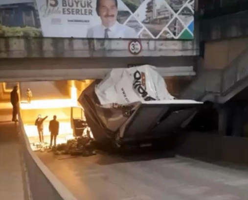 Alt geçide çarpan kamyonetin kasası paramparça oldu