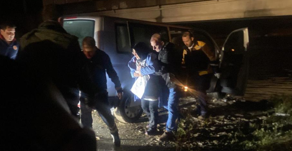 Alt geçitte korku dolu anlar; Anne ve oğlu kurtarıldı