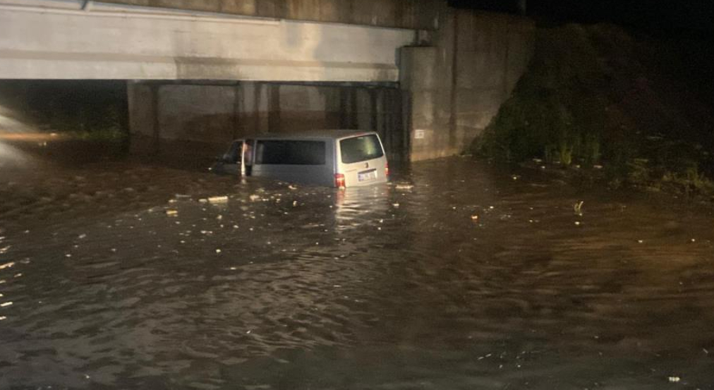 Alt geçitte korku dolu anlar; Anne ve oğlu kurtarıldı