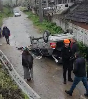 Alt yola uçan otomobilde 1 kişi yaralandı